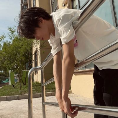 A domineering, sunny and simple male profile picture. A sunny and inspirational profile portrait of a boy.