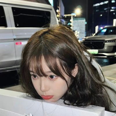 Ins high-end texture, very clean and beautiful girl's profile picture. Lazy and cold style, super beautiful girl's profile picture.