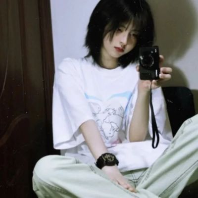 Ins high-end texture, very clean and beautiful girl's profile picture. Lazy and cold style, super beautiful girl's profile picture.