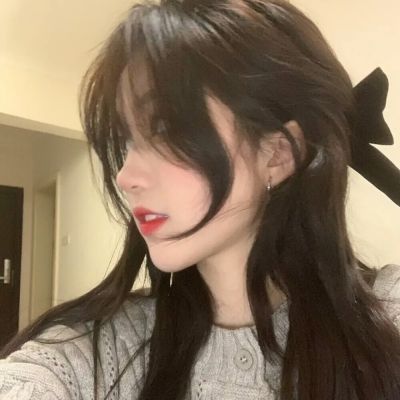 Ins high-end texture, very clean and beautiful girl's profile picture. Lazy and cold style, super beautiful girl's profile picture.