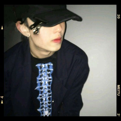 The avatar of a handsome boy with a boyish personality. The avatar of a boy who is non-mainstream, exquisite and cool.