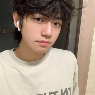 2022 very good-looking, handsome, lazy style WeChat boys' avatar, trendy and simple, a must-have male head for niche trendy men