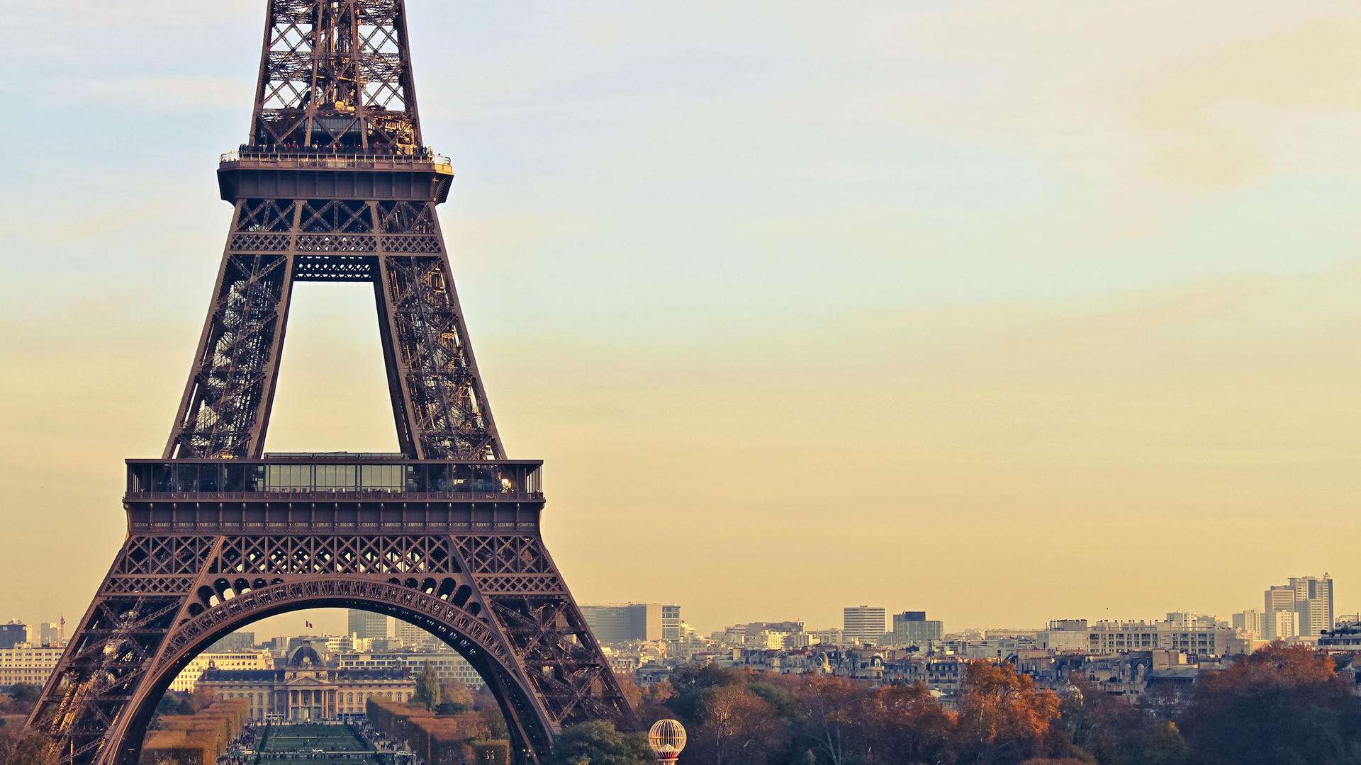 Beautiful pictures of the Eiffel Tower, high definition, simple and full of artistic conception