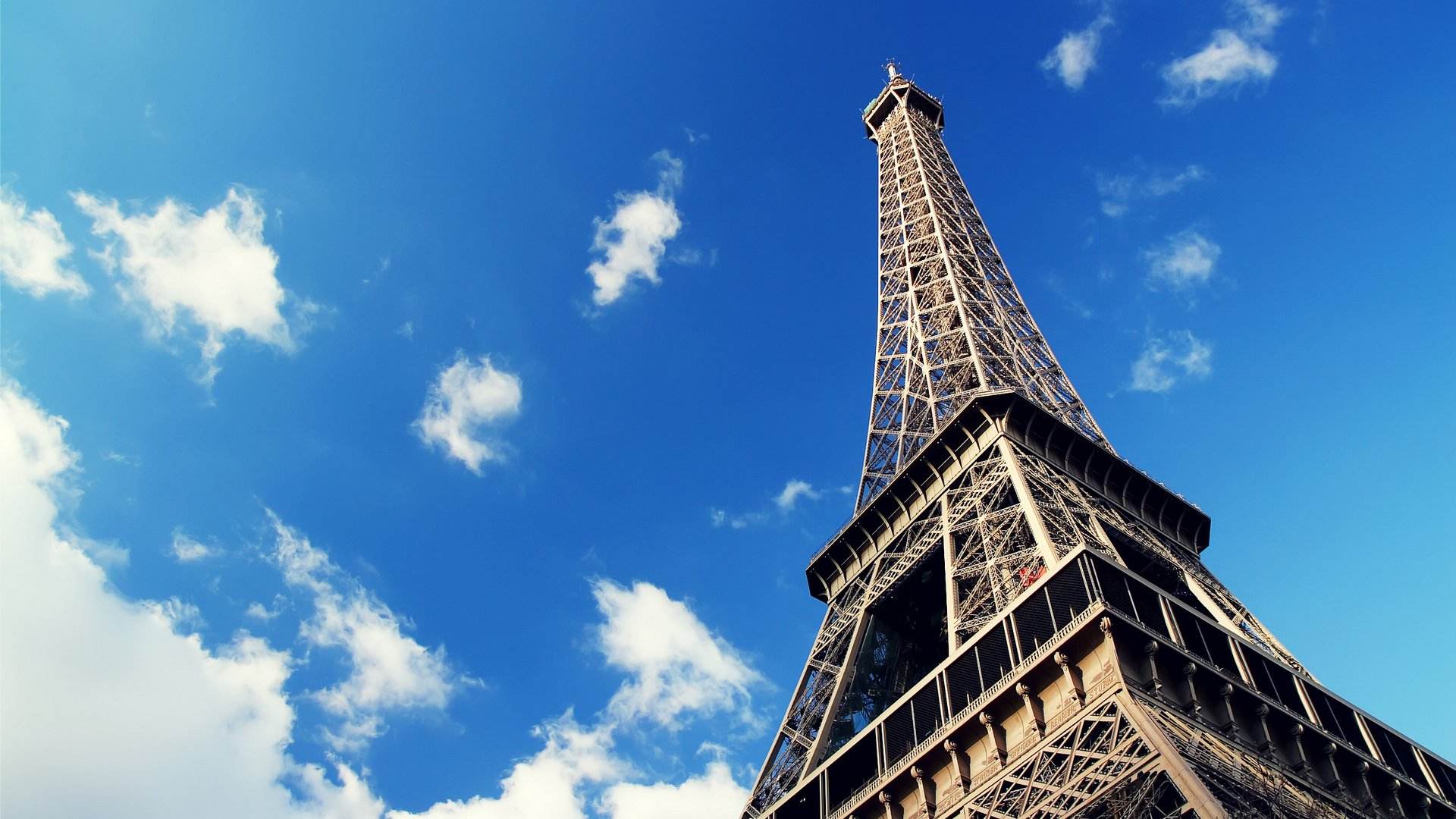 Beautiful pictures of the Eiffel Tower, high definition, simple and full of artistic conception