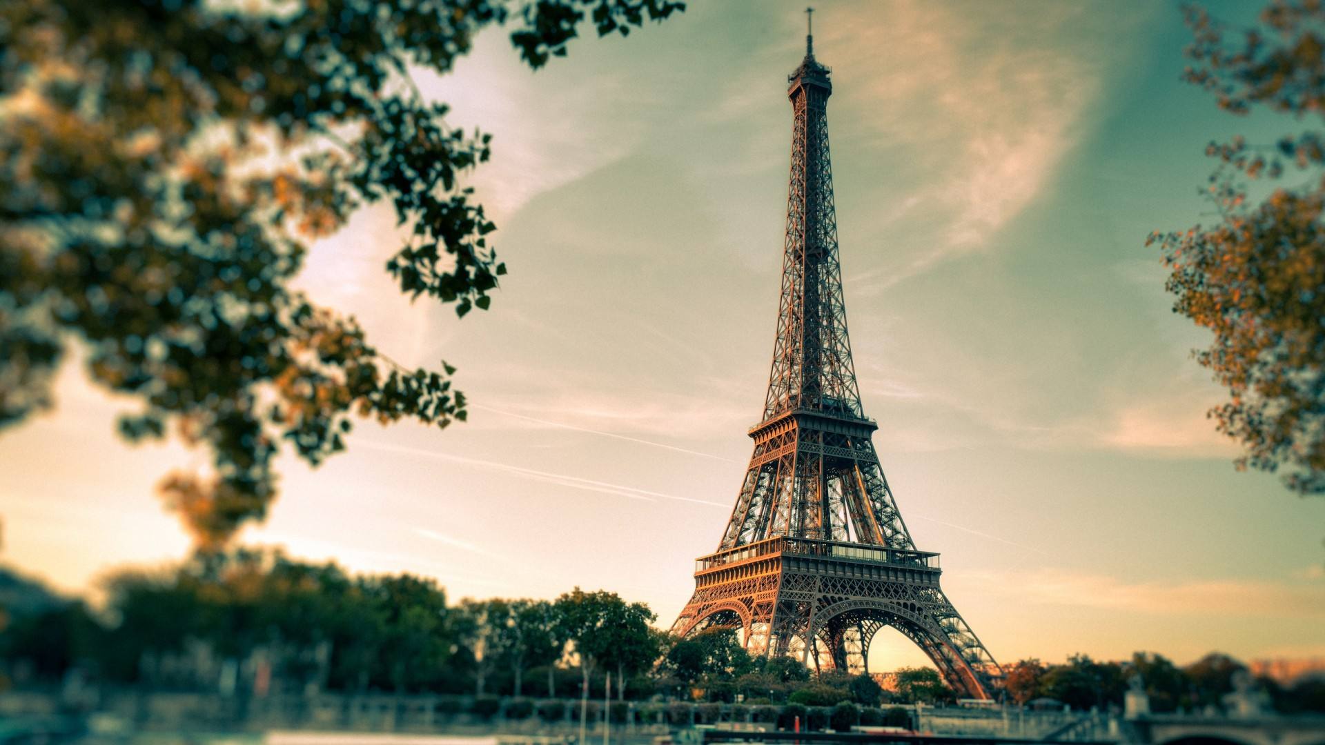 Beautiful pictures of the Eiffel Tower, high definition, simple and full of artistic conception