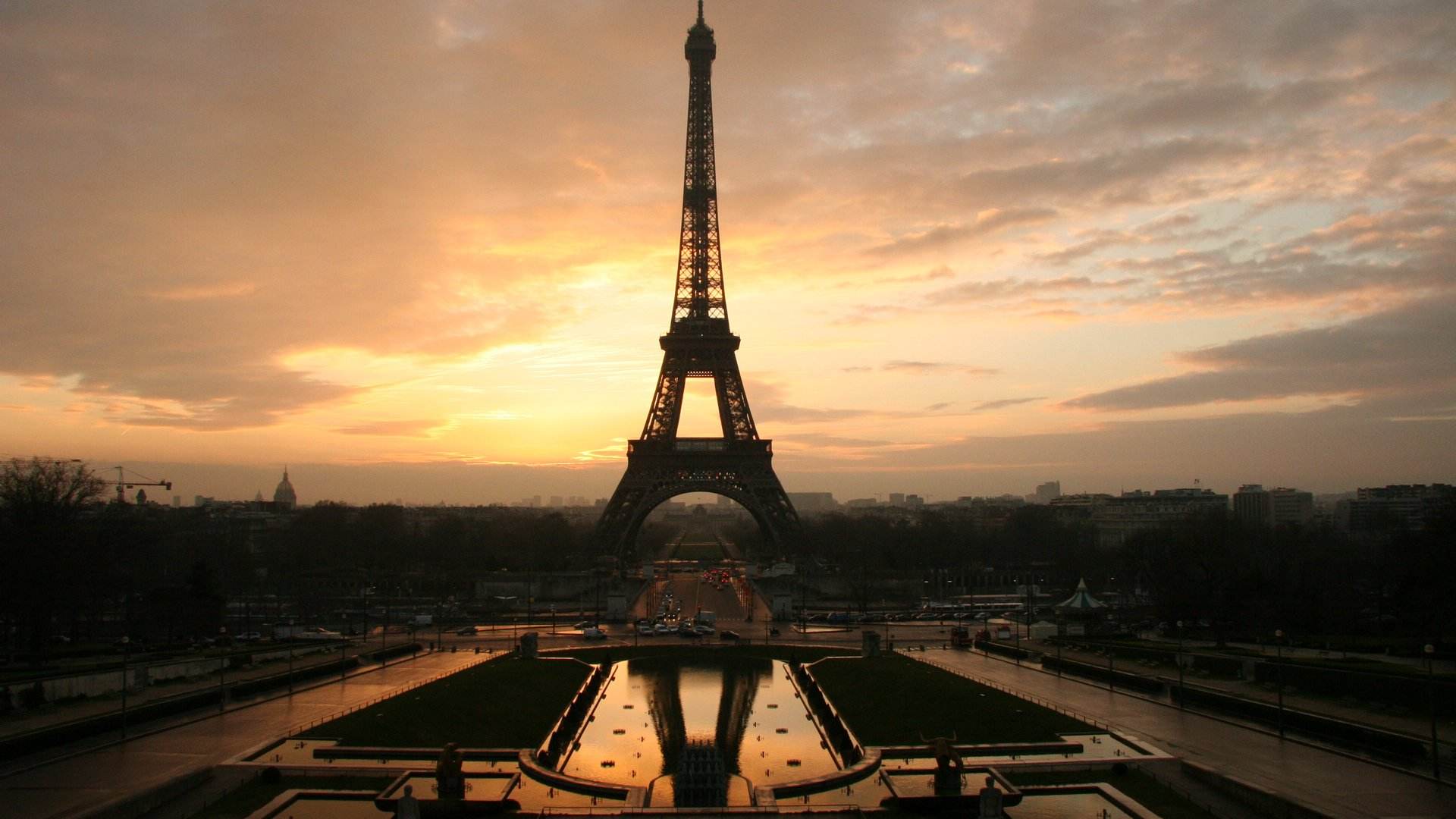 Beautiful pictures of the Eiffel Tower, high definition, simple and full of artistic conception