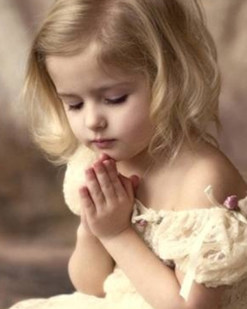 小女孩祈祷唯美图片_伤感图片_优美图