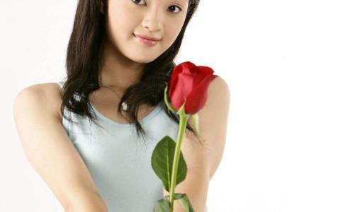 Beautiful pictures of beautiful women holding roses. There are many reasons and excuses for not loving in the world.