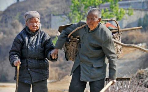 Aesthetic pictures of white-haired old men holding hands. Maybe God took out the rib from Adam.