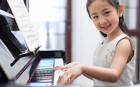 Beautiful pictures of girls playing piano