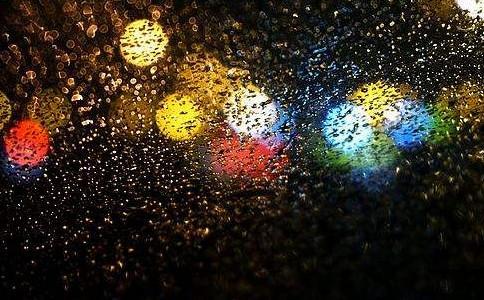 Beautiful pictures of rainy days at night. Only when you fall in love will you know the beauty of love.