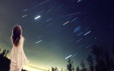 Beautiful pictures of meteor showers. Clouds accompany them, and the wind is no longer lonely.