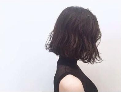 Aesthetic pictures of beauties with short hair and back. It is said that happiness is a beautiful glass ball.