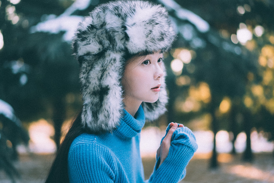 雪地里的清纯美女唯美写真