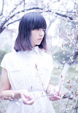 Literary and fresh pictures of girls during the cherry blossom season
