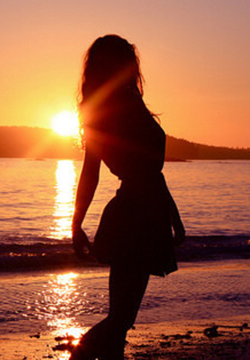 A collection of beautiful background pictures of beautiful women under the sunset