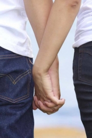 Sweet love pictures of men and women holding hands