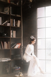 Time in the bookstore wedding photos