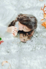 A collection of pictures of beautiful winter girls. Flowers fall in dreams and fall into the world of mortals.