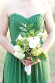 Forest style bride holding flowers, fresh and beautiful pictures